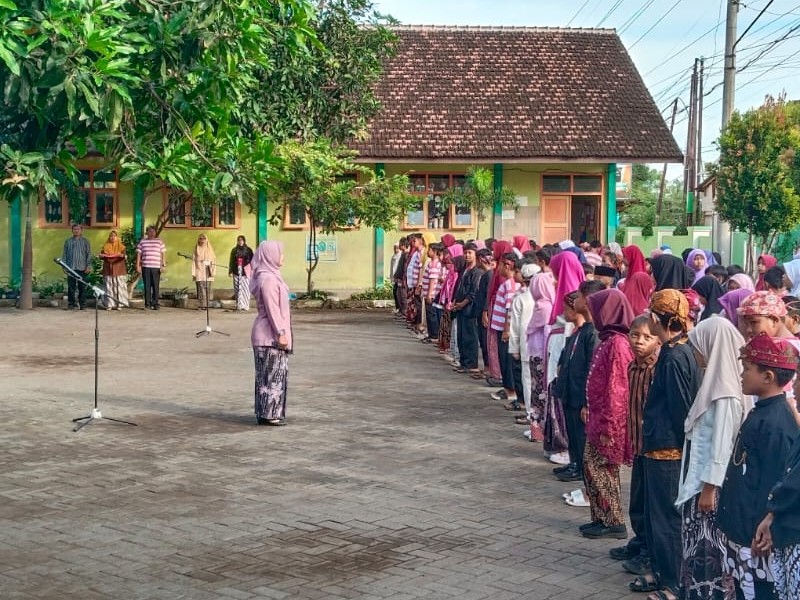 SDN 1 Arjasa Gelar Upacara Hari Kartini Penuh Semangat dan Makna